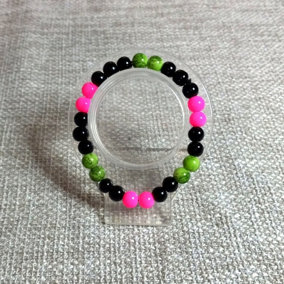 Raspberry lime glass bead bracelet 8mm - Picture 2 of 3